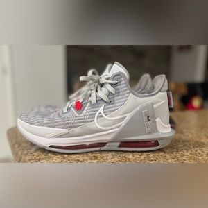 LeBron Witness 6 Basketball Shoes
